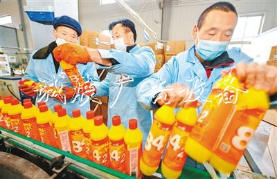 西安市口罩消毒液生产学校宣传栏厂家开启“全天候生产”模式