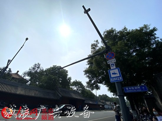 探头路牌路灯共用一杆户外滚动灯箱 北京今年重点改造20多条道路